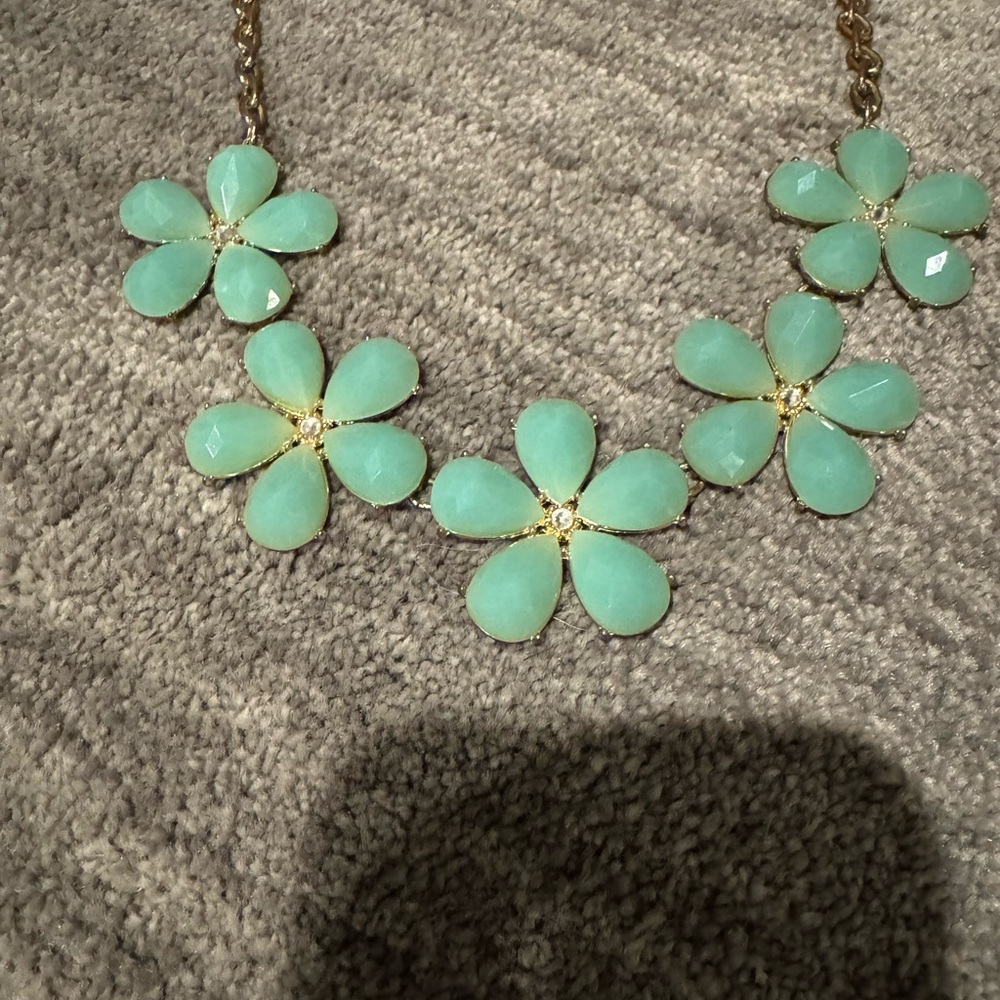 Elegant Floral Necklace in Mint Green